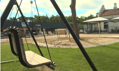Bilden visar hammocken som finns på Nya Bäckatroget med huset Stationen i bakgrunden.