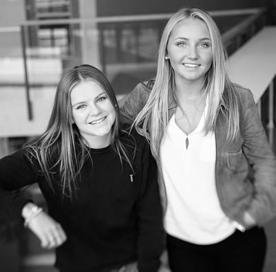 Bild på två elever i svart och vit