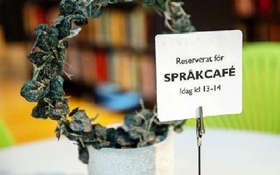 Bild på ett bord med en reserverat skylt