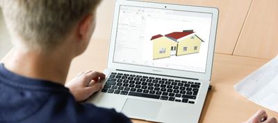 bild på en man bakifrån som tittar på en laptop