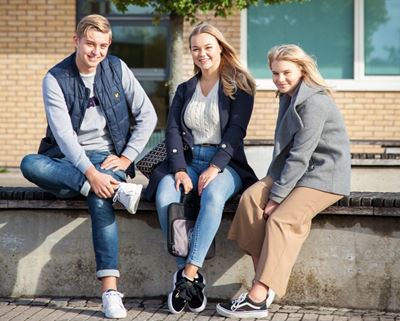 Bild på 3 studenter