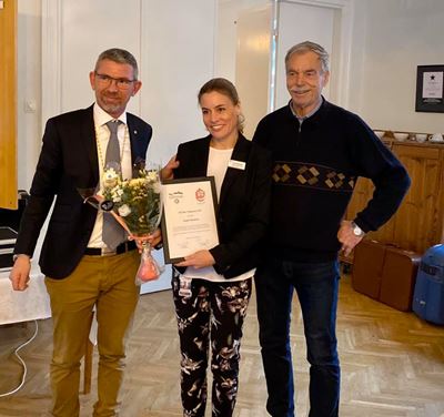 Bild på Emelie Clemedsson som tar emot ett diplom